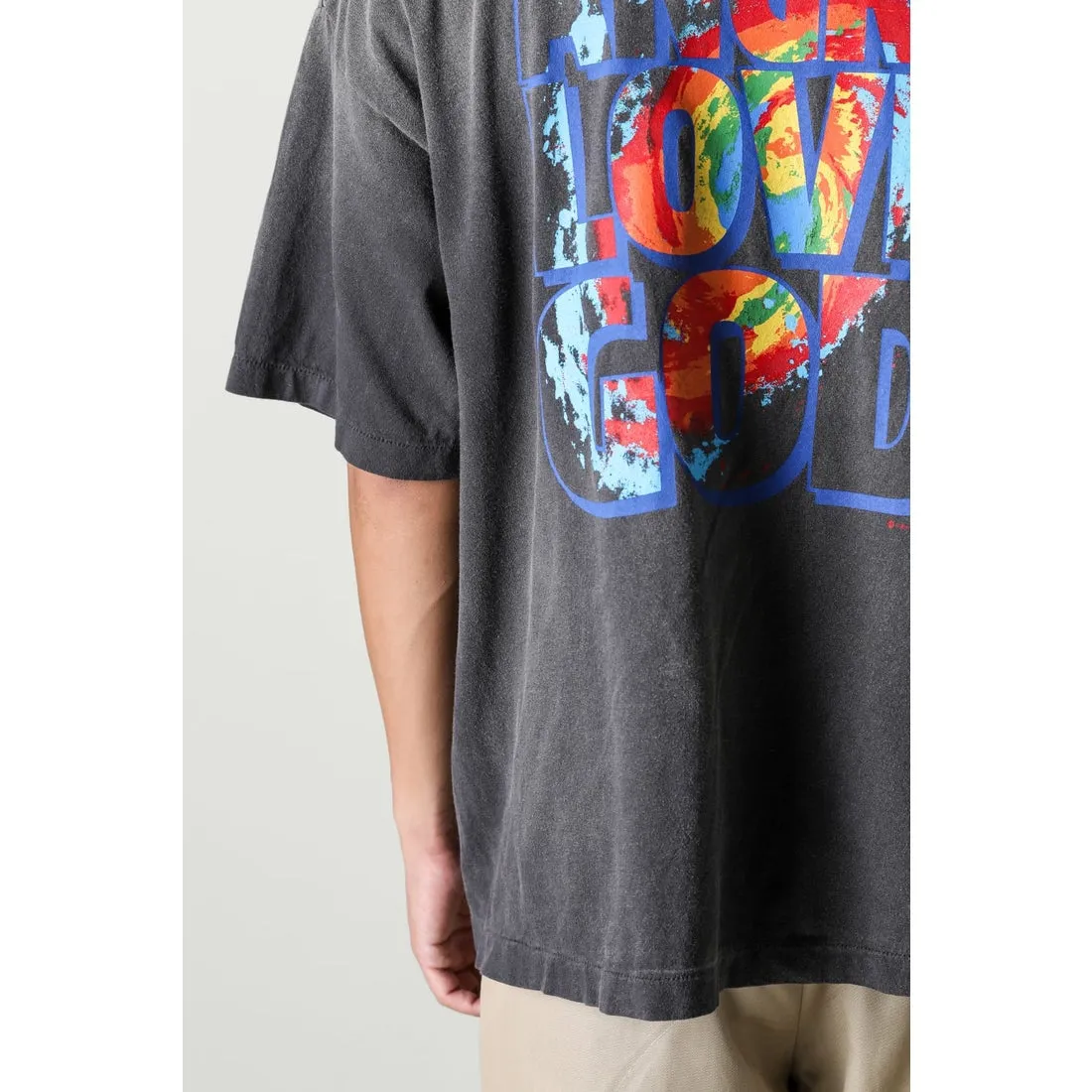 CACTUS PLANT FLEA MARKET x SAINT Mxxxxxx ANGRY LOVE GOD SS TEE/BLK CPFM co-branded weather icon/tropical storm print retro distressed TEE washed black S-XL front and rear large printing positions 24 color restorations ready-to-wear printing. Look for cylindrical fabrics with no side seams. The open ones are almost meaningless. Asut ready-made garments dyed. The entire piece is sprayed with faded colors. Multiple holes. Washed again. Customized CPFM co-branded main mark/wash mark/with little angel for anti-counterfeiting